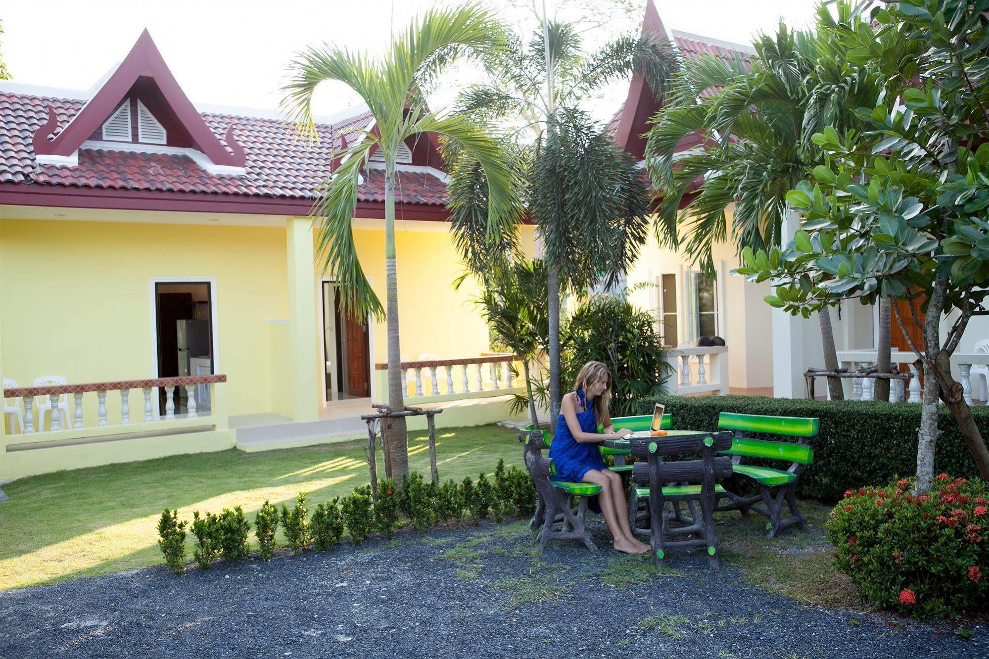 Lucky Lek Resort Rawai Exterior photo
